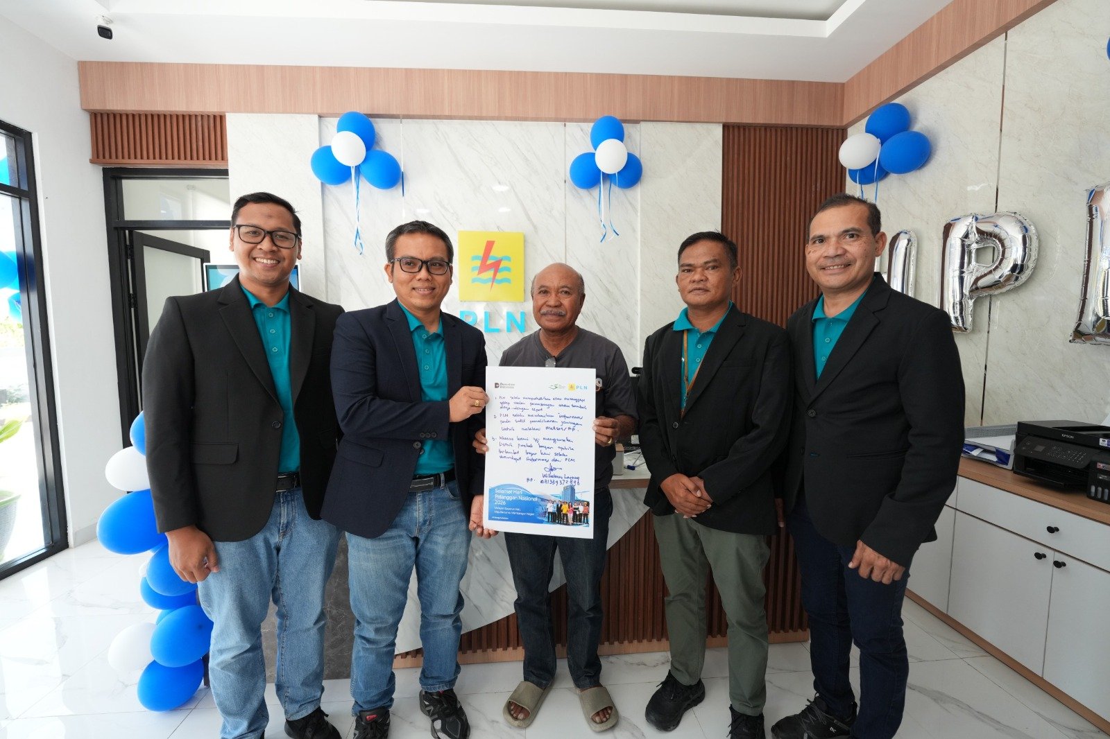 Sentuh Langsung Pelanggan di Hari Pelanggan Nasional, PLN UIW NTT Tegaskan Komitmen Layanan Sepenuh Hati